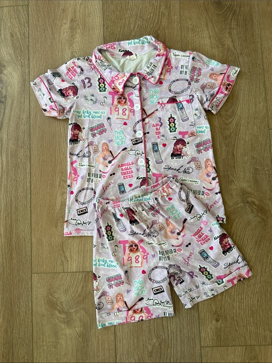 Other - Girls' Taylor Swift Pink Graphic Short Pajama Set size 5